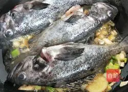 Illustration of braised black fish 4