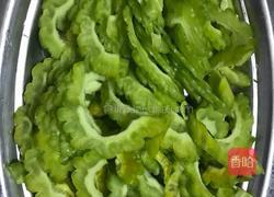 苦瓜炒蛋的做法图解2