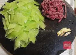 Illustration of how to make shredded beef and stir-fried lettuce slices 1