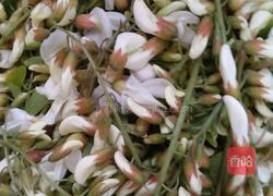 蒸槐花的做法图解1