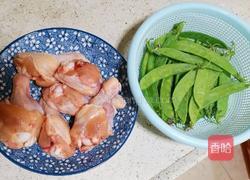 鸡翅根烧荷兰豆的做法图解1