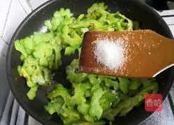 Illustration of how to make fried bitter gourd with sliced meat 14