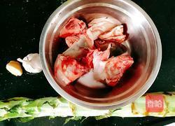 莴苣炖鱼头的做法图解2