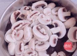 鸡胸肉奶油蘑菇浓汤的做法图解3