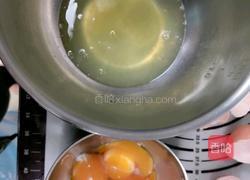 草莓奶油杯子蛋糕的做法图解2