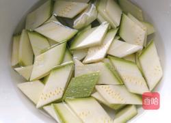 西葫芦炒木耳的做法图解3