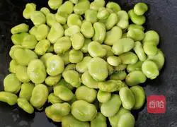 Illustration of how to make broad beans with scallion oil 5