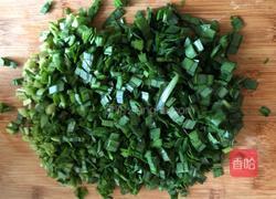 鸡蛋虾皮韭菜玉米饼的做法图解4