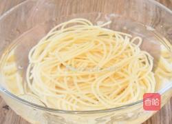 咸蛋黄培根炒意面的做法图解3