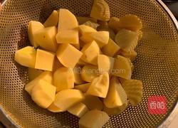 好吃的土豆烧鸡的做法图解3