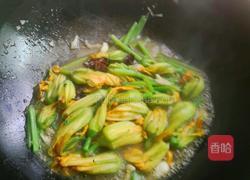 南瓜花炒黑猪肉的做法图解4