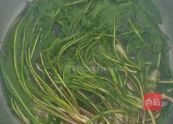 蒲公英炒鸡蛋的做法图解1