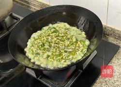 槐花炒鸡蛋的做法图解2