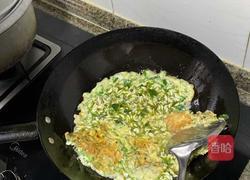 槐花炒鸡蛋的做法图解3