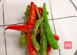 Illustration of how to make chili skinned eggs 5