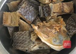 焖咸鱼的做法图解1