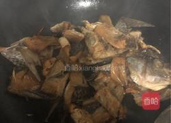 焖咸鱼的做法图解3