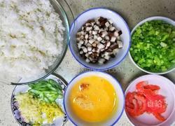 比扬州炒饭还好吃的虾仁西芹蛋炒饭的做法图解1