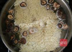 冬菇拌面的做法图解1