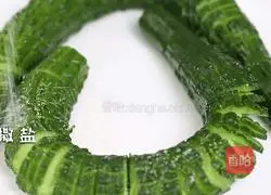 Illustration of how to make crisp and refreshing coir raincoat cucumber 3