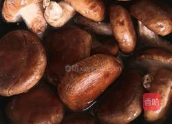 土豆蘑菇胡萝卜炖鸡的做法图解3