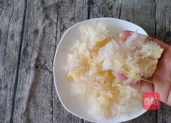 桃胶莲子银耳羹(美容养颜)的做法图解5