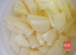 西红柿尖椒炒土豆的做法图解1