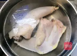 Illustration of how to make chicken with scallion oil 3