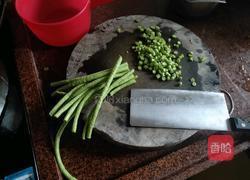 豆角煎蛋的做法图解1