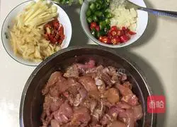 Illustration of how to stir-fry rabbit meat with ginger 2