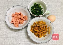 鸡蛋火腿榨菜炒面的做法图解1