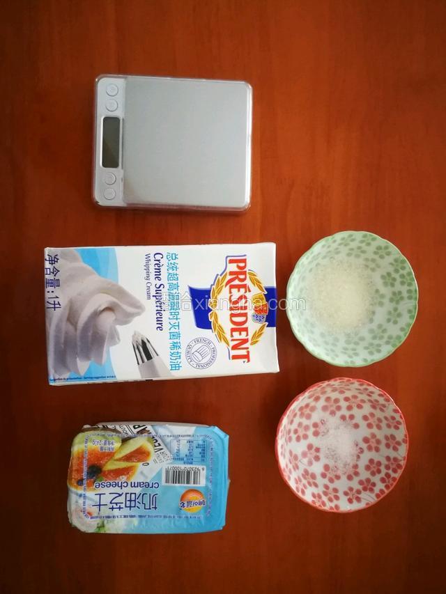首先芝士奶盖材料准备:芝士，淡奶油，白糖，盐