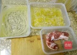 酸菜炖五花肉粉条的做法图解1