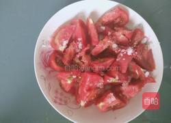 糖拌西红柿的做法图解2