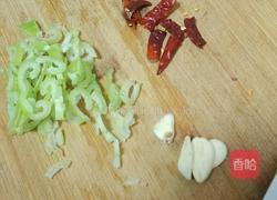 腊肠炒蒜苔的做法图解3