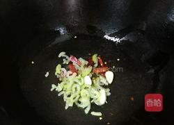 腊肠炒蒜苔的做法图解4