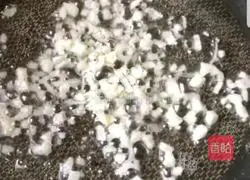 Illustration of how to make shredded pork with Beijing sauce 7