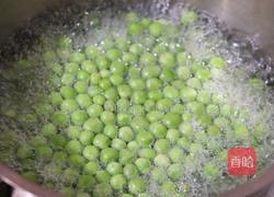 咸蛋黄焗豌豆的做法图解1