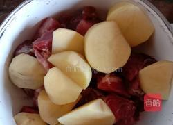 土豆粉条炖肉的做法图解1