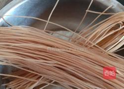 土豆粉条炖肉的做法图解2