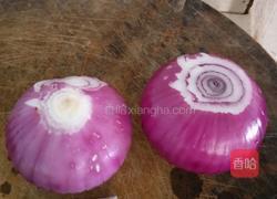 炒洋葱的做法图解1