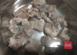 玉米海带萝卜香菇排骨汤的做法图解1