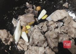 玉米海带萝卜香菇排骨汤的做法图解2