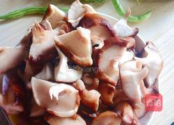 香菇炒鸡肉的做法图解1