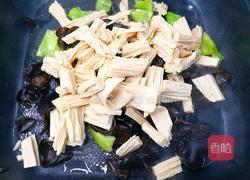 辣味木耳炒腐竹的做法图解4