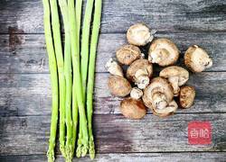 蒜香芦笋炒香菇的做法图解1