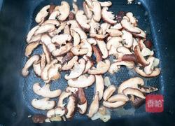 蒜香芦笋炒香菇的做法图解4