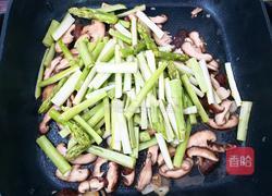 蒜香芦笋炒香菇的做法图解5