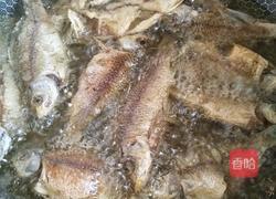 香酥小鲫鱼的做法图解2