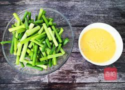 蒜苔炒鸡蛋的做法图解1